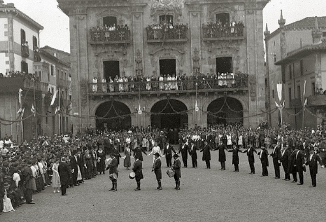 1918. Eusko Ikaskuntzen I. Kongresua Oñatin. Argazkia: Indalecio Ojanguren. Guregipuzkoa.net. CC-BY-SA